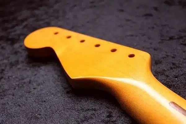 Vintage Amber neck lakken